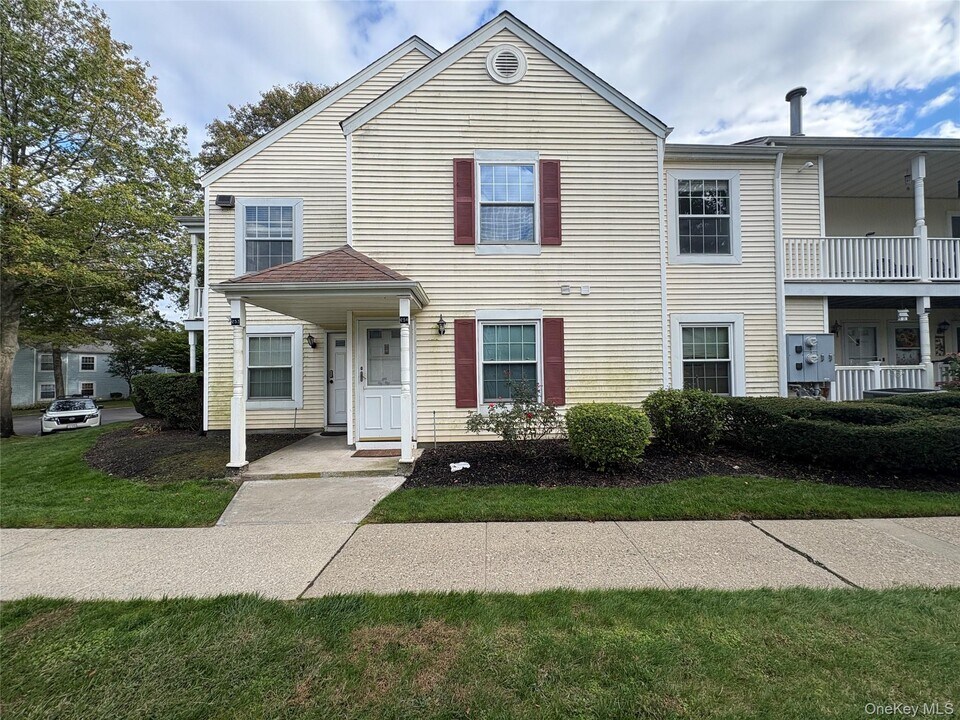 254 Fairview Cir in Middle Island, NY - Building Photo