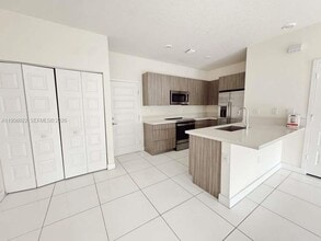 8311 NW 49th St in Doral, FL - Building Photo - Building Photo