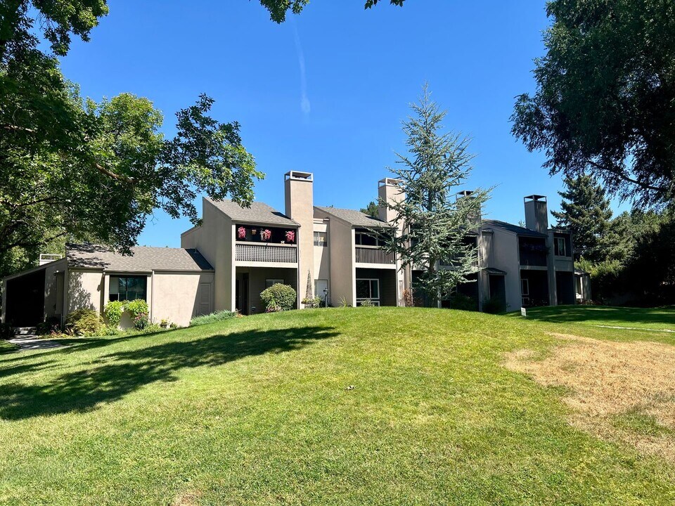 1672 E Marvin Gdns Ln in Holladay, UT - Building Photo