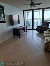 105 Lake Emerald Dr in Oakland Park, FL - Foto de edificio - Building Photo