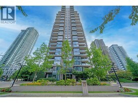 2077 Rosser Ave in Burnaby, BC - Building Photo