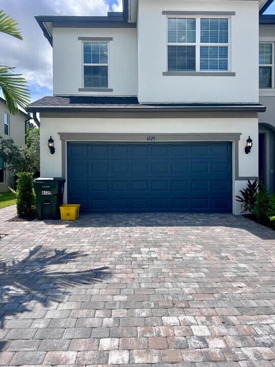 6125 Planta LN in Greenacres, FL - Building Photo