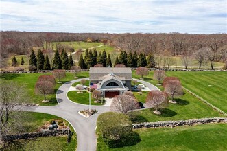 20 Gerald's Farm Dr in Exeter, RI - Foto de edificio - Building Photo