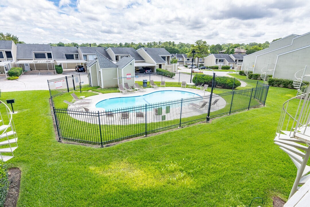 44 April Point Dr S in Montgomery, TX - Building Photo