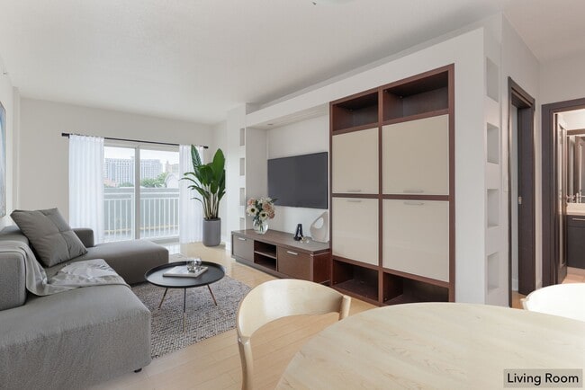 50 Menores Ave, Unit 425 in Coral Gables, FL - Building Photo - Building Photo