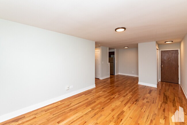 696 Elm Pl, Unit 105 in Highland Park, IL - Foto de edificio - Building Photo