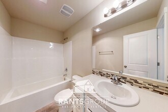 Leah's Landing in Yelm, WA - Building Photo - Building Photo