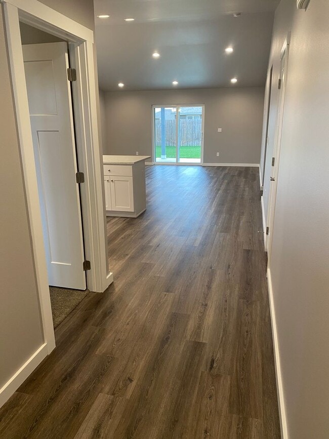 1330 W Bonneville St in Moses Lake, WA - Building Photo - Building Photo