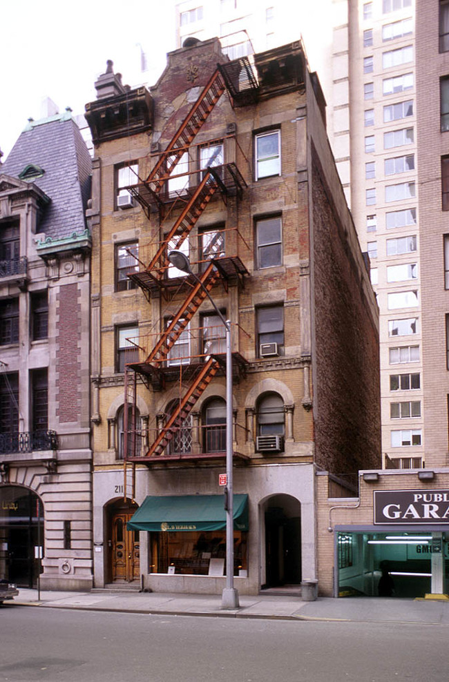 211 W 58th St in New York, NY - Building Photo - Building Photo