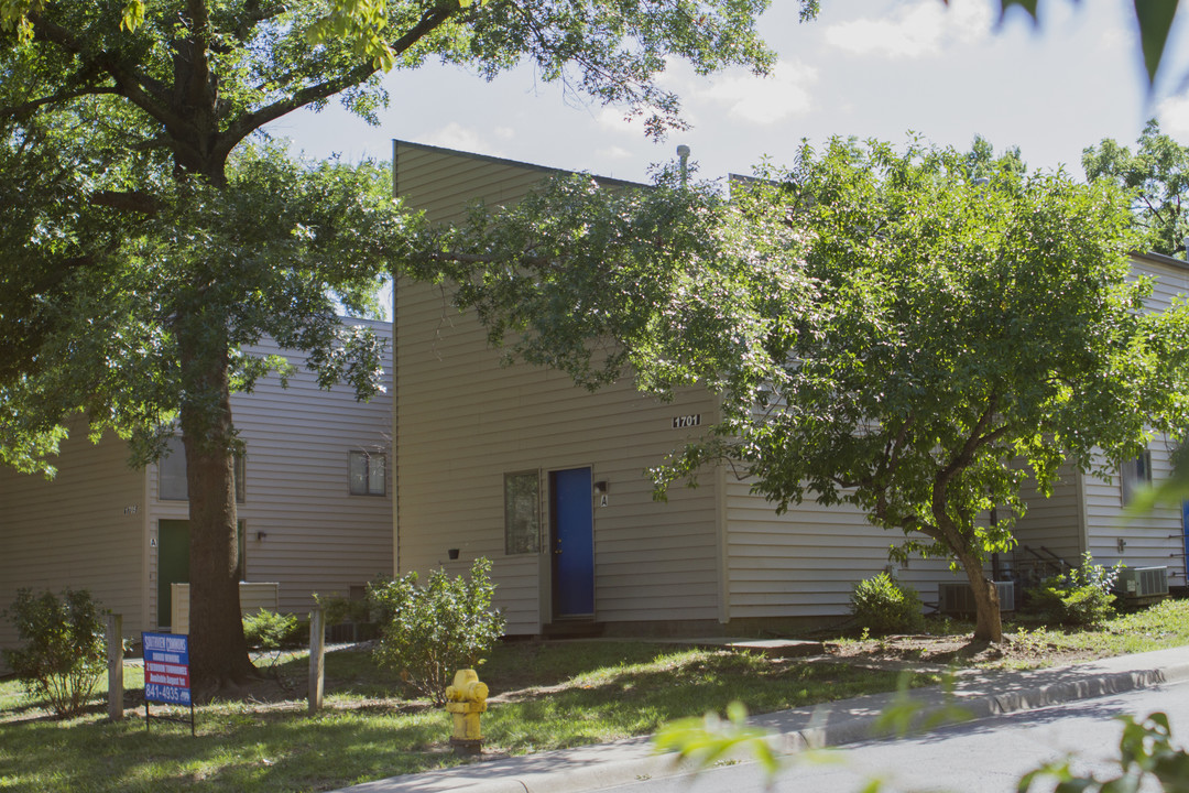 1700 Ohio St in Lawrence, KS - Foto de edificio