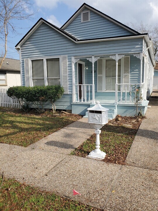 1205 2nd St in Rosenberg, TX - Building Photo