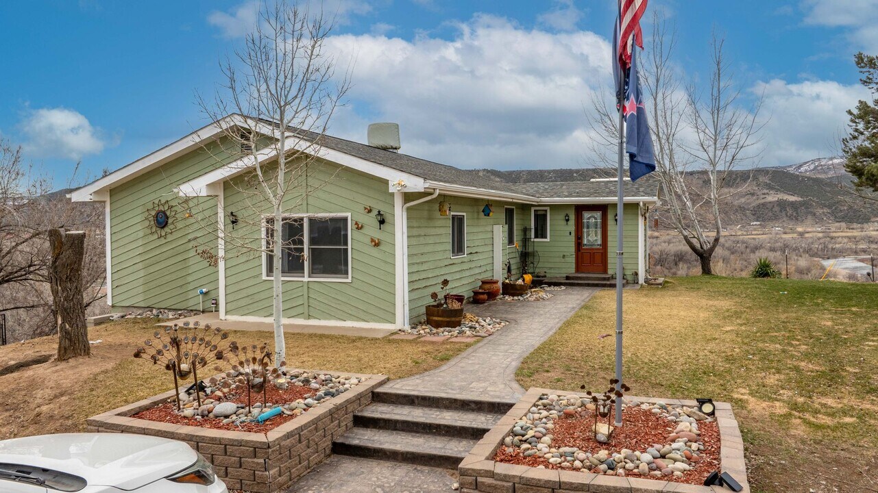 306 Prefontaine Ave in Rifle, CO - Building Photo