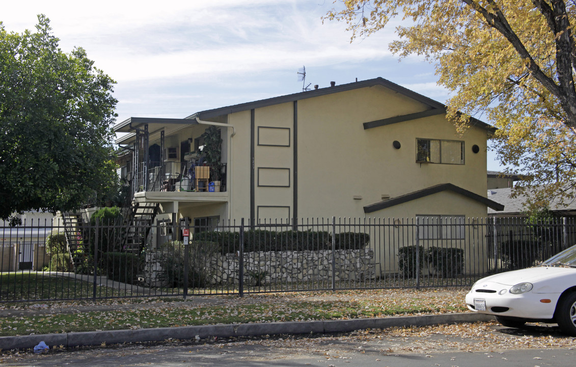 1209 W Rosewood Ct in Ontario, CA - Building Photo