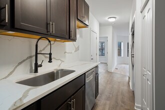 1904 N Whipple St, Unit 101 in Chicago, IL - Foto de edificio - Building Photo