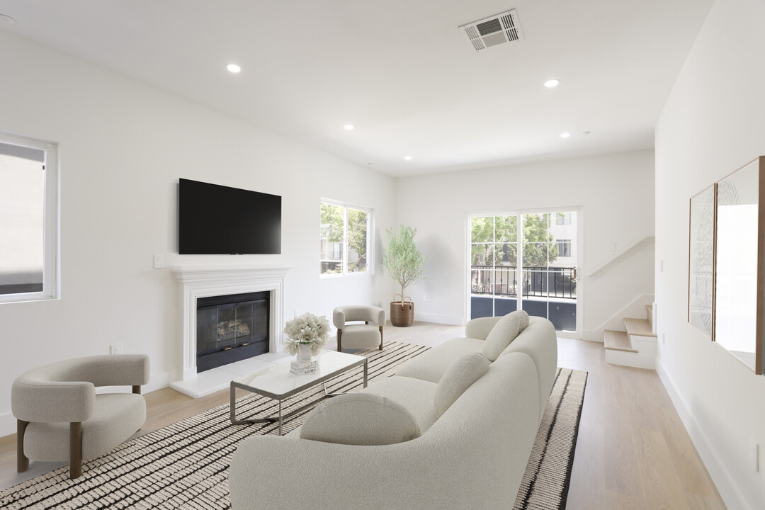 1325 N Poinsettia Pl in Los Angeles, CA - Building Photo