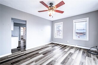 216 Maplewood Ave in Cranston, RI - Foto de edificio - Building Photo