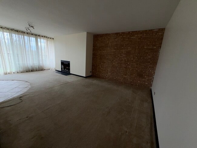 6010 Oakwood Dr in Lisle, IL - Building Photo - Building Photo