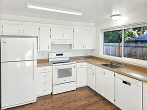 9032 SW Monterey Pl in Portland, OR - Building Photo - Building Photo