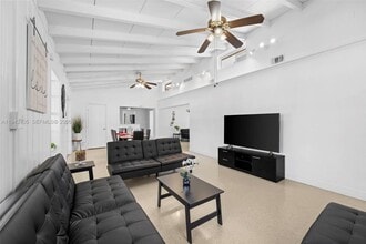 19 NE 3rd St in Dania Beach, FL - Building Photo - Building Photo