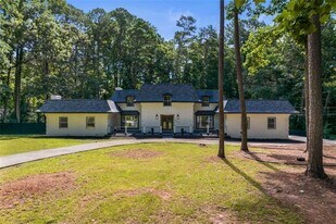 2023 Stoneleigh Dr in Stone Mountain, GA - Building Photo