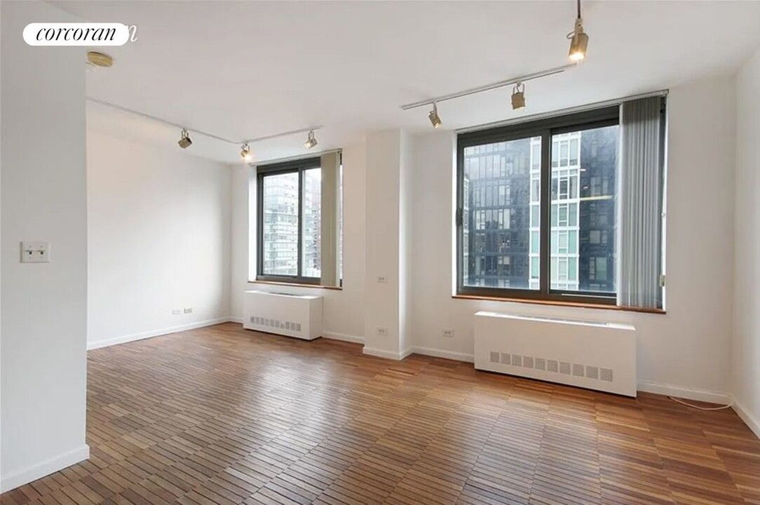 300 E 85th St in New York, NY - Building Photo