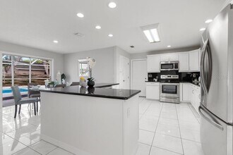 8401 Blackstone Ct in Tampa, FL - Building Photo - Building Photo