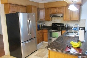 18044 Edgefield Dr in Clinton Township, MI - Building Photo - Building Photo