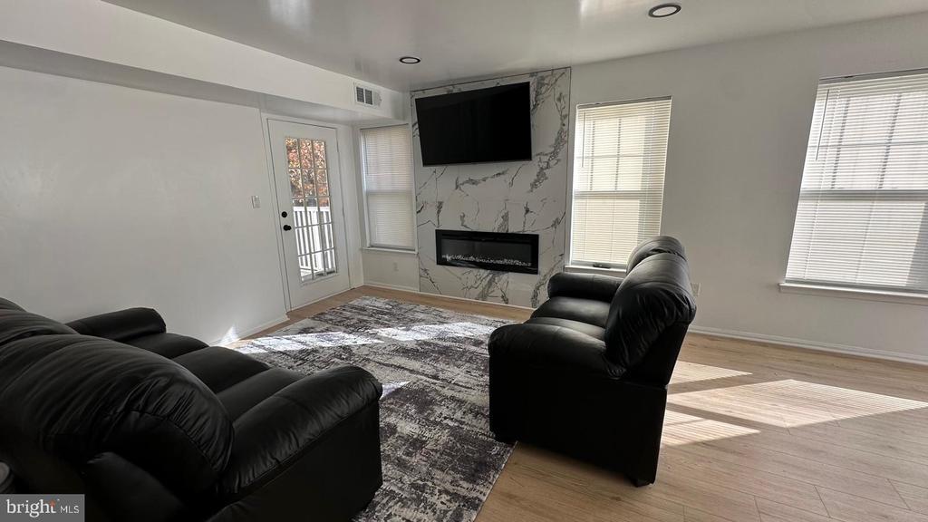 13900 Farnsworth Ln in Upper Marlboro, MD - Building Photo