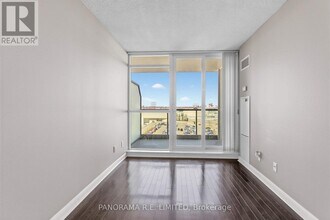 225 Sherway Gardens Rd in Toronto, ON - Building Photo - Building Photo