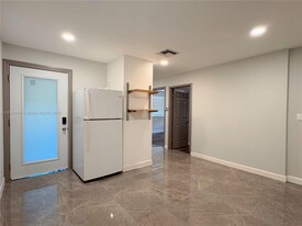 724 NE 3rd St in Hallandale Beach, FL - Building Photo