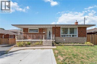 90 Rainbow Dr in Hamilton, ON - Building Photo - Building Photo