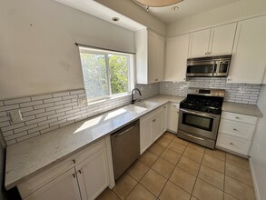 5625 Farmdale Ave in North Hollywood, CA - Foto de edificio - Building Photo
