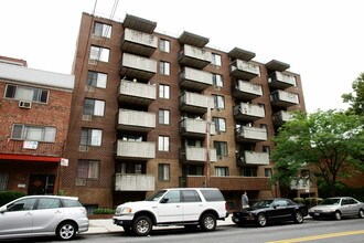 14074 34th Ave in Flushing, NY - Foto de edificio - Building Photo