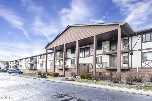 4849 Grace Rd, Unit 210 in North Olmsted, OH - Foto de edificio - Building Photo