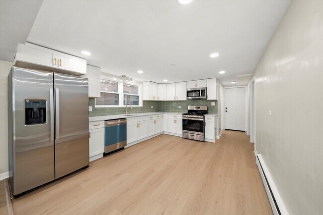 7062 W Diversey Ave in Chicago, IL - Building Photo - Building Photo