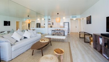 5601 Collins Ave in Miami Beach, FL - Foto de edificio - Building Photo