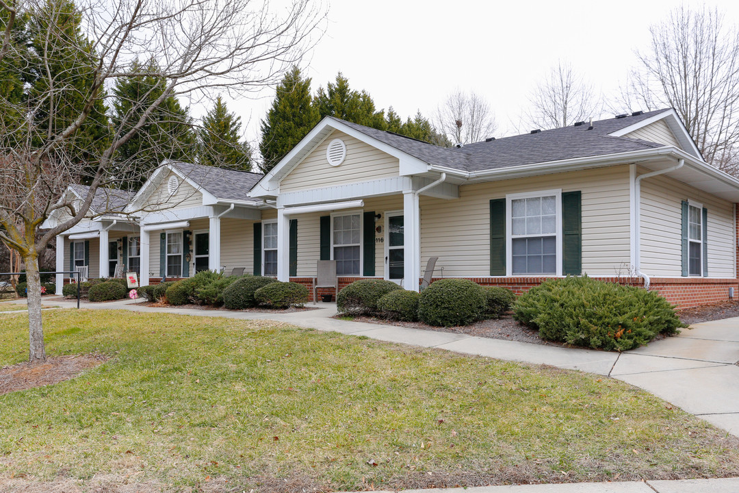 Hillside in Lincolnton, NC - Building Photo