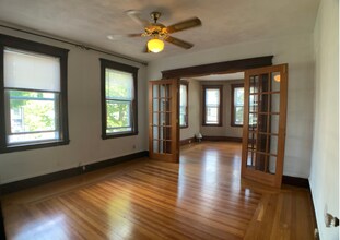 16 Montgomery St, Unit 2 in Cambridge, MA - Building Photo - Building Photo