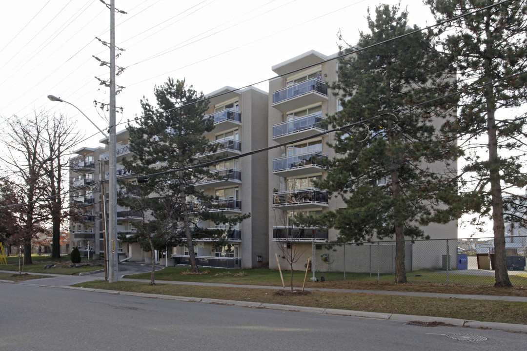 Westminster Court in Mississauga, ON - Building Photo