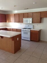 2328 S Fallbrook Dr in Los Banos, CA - Building Photo - Building Photo