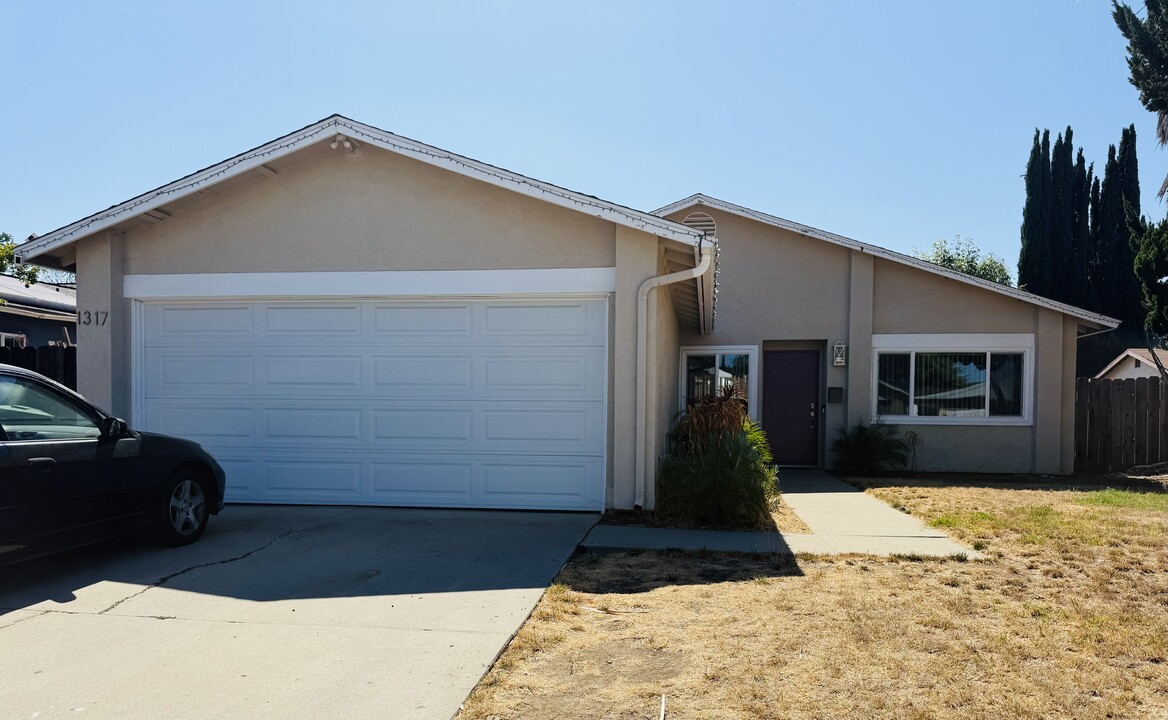 1317 Magnolia Ave in Escondido, CA - Foto de edificio