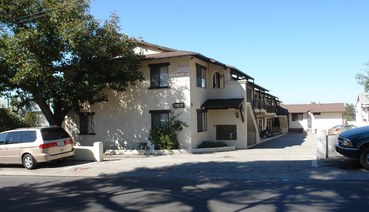 10037 Samoa Ave in Tujunga, CA - Building Photo