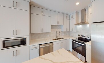 Modern Munger Place townhome with city sky in Dallas, TX - Building Photo - Building Photo