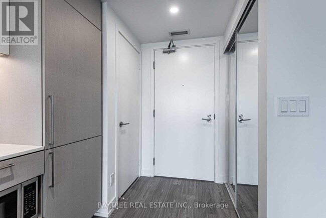 19 Western Battery Rd in Toronto, ON - Building Photo - Building Photo