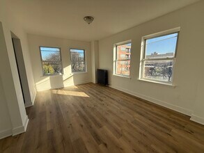 6930 N Greenview Ave in Chicago, IL - Foto de edificio - Building Photo