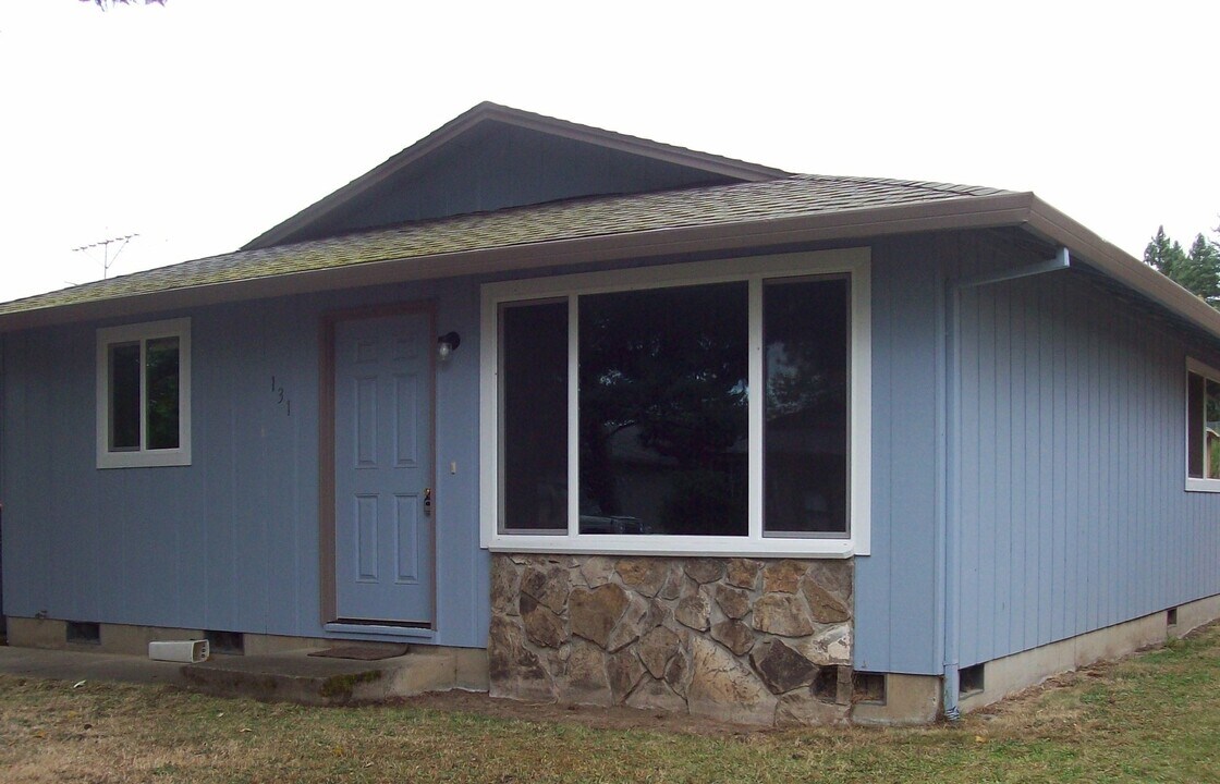 129 NE Kingwood Dr in McMinnville, OR - Building Photo