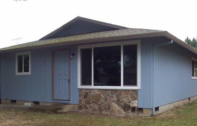 property at 129 NE Kingwood Dr