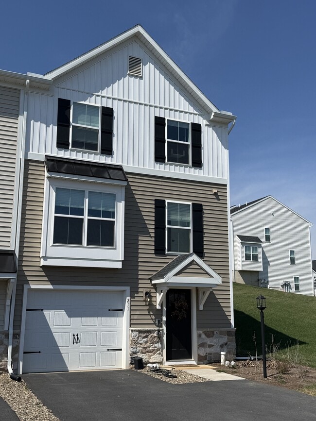 211 Magnolia Ln in State College, PA - Building Photo - Building Photo