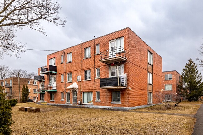 8311-8317 24E Av in Montréal, QC - Building Photo - Building Photo