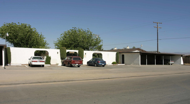 Algonquin Courtyard Apartments in Apple Valley, CA - Building Photo - Building Photo